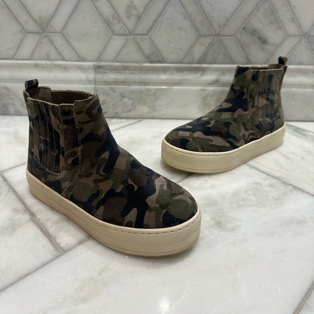 Size 7 J/SLIDES Camo Print High Top Sneaker Platform Booties